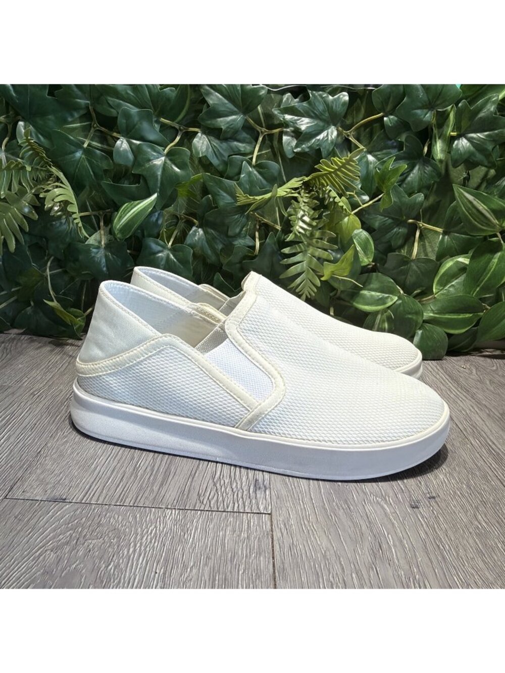 OLUKAI White Kiihelle Slip On Men’s Sneaker Women’s Size 9